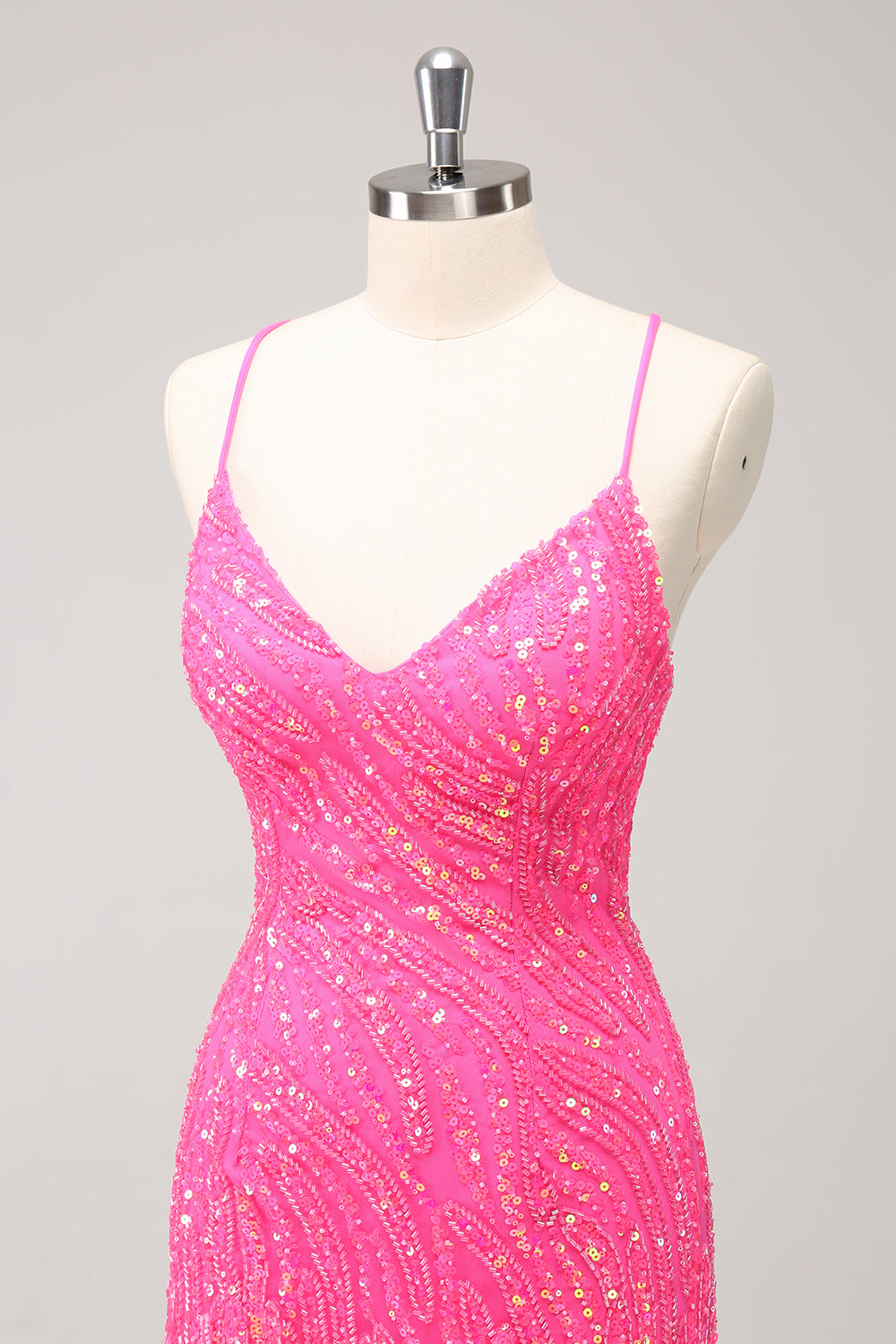 Robe de cocktail rose vif scintillante à paillettes et col en V avec franges