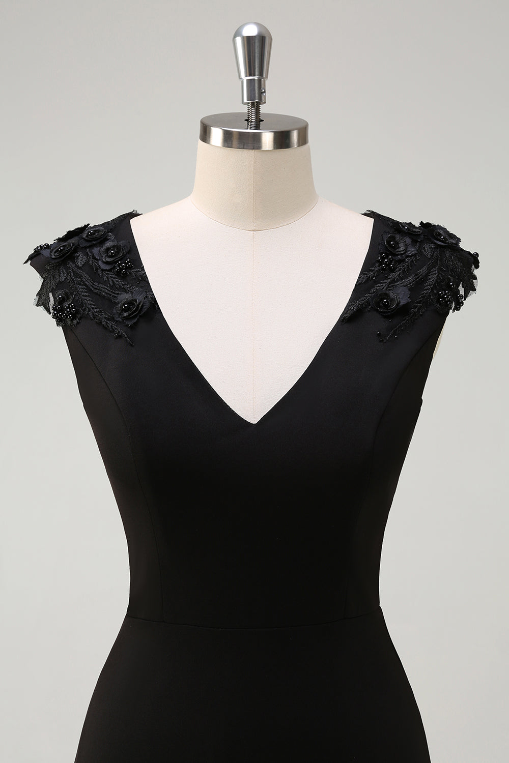 Robe de demoiselle d’honneur longue noire à col en V avec appliques à sequins