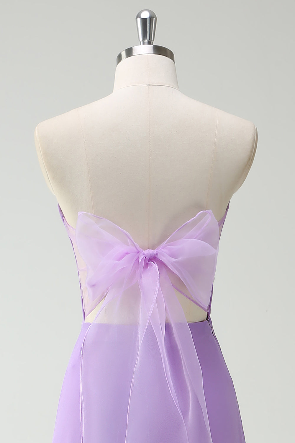 Robe de demoiselle d’honneur longue à volants trapèze violette sans bretelles avec nœuds papillon