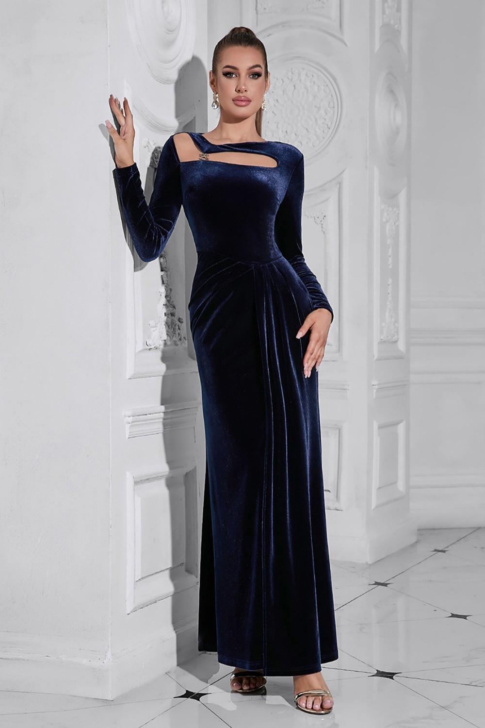 Robe de bal en velours bleu foncé à manches longues avec fente