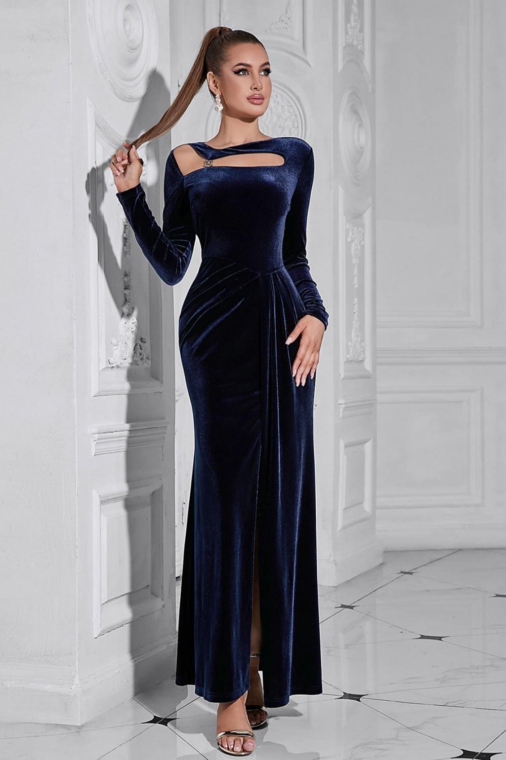Robe de bal en velours bleu foncé à manches longues avec fente