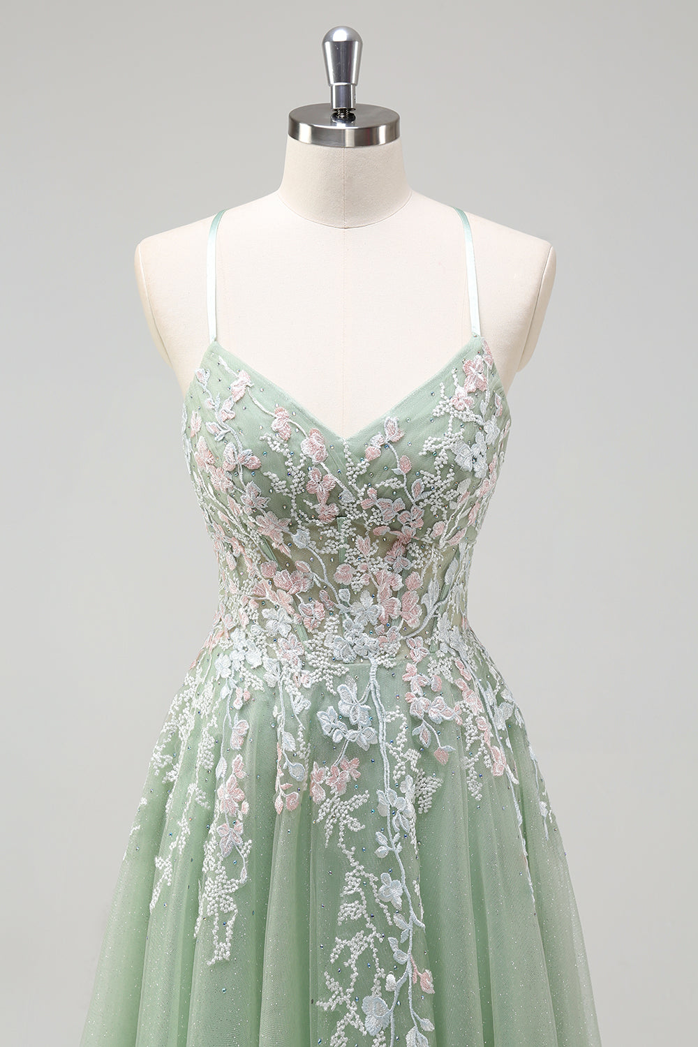Robe de soirée longue en tulle à bretelles spaghetti et coupe trapèze Sage avec applications
