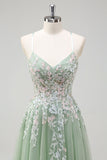 Robe de soirée longue en tulle à bretelles spaghetti et coupe trapèze Sage avec applications