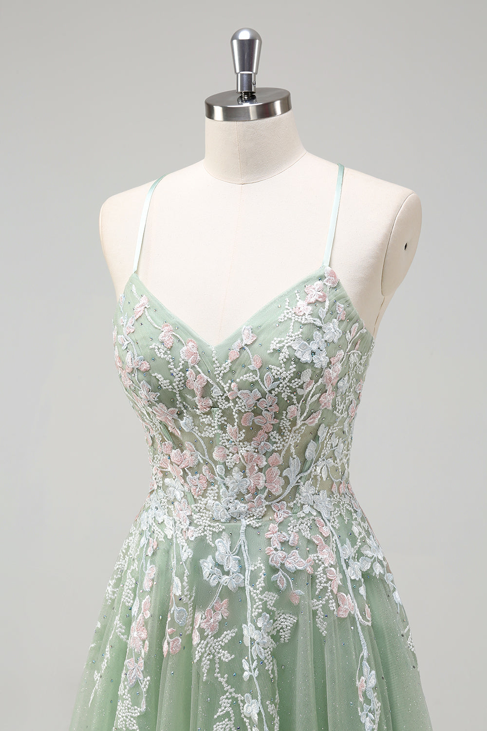 Robe de soirée longue en tulle à bretelles spaghetti et coupe trapèze Sage avec applications