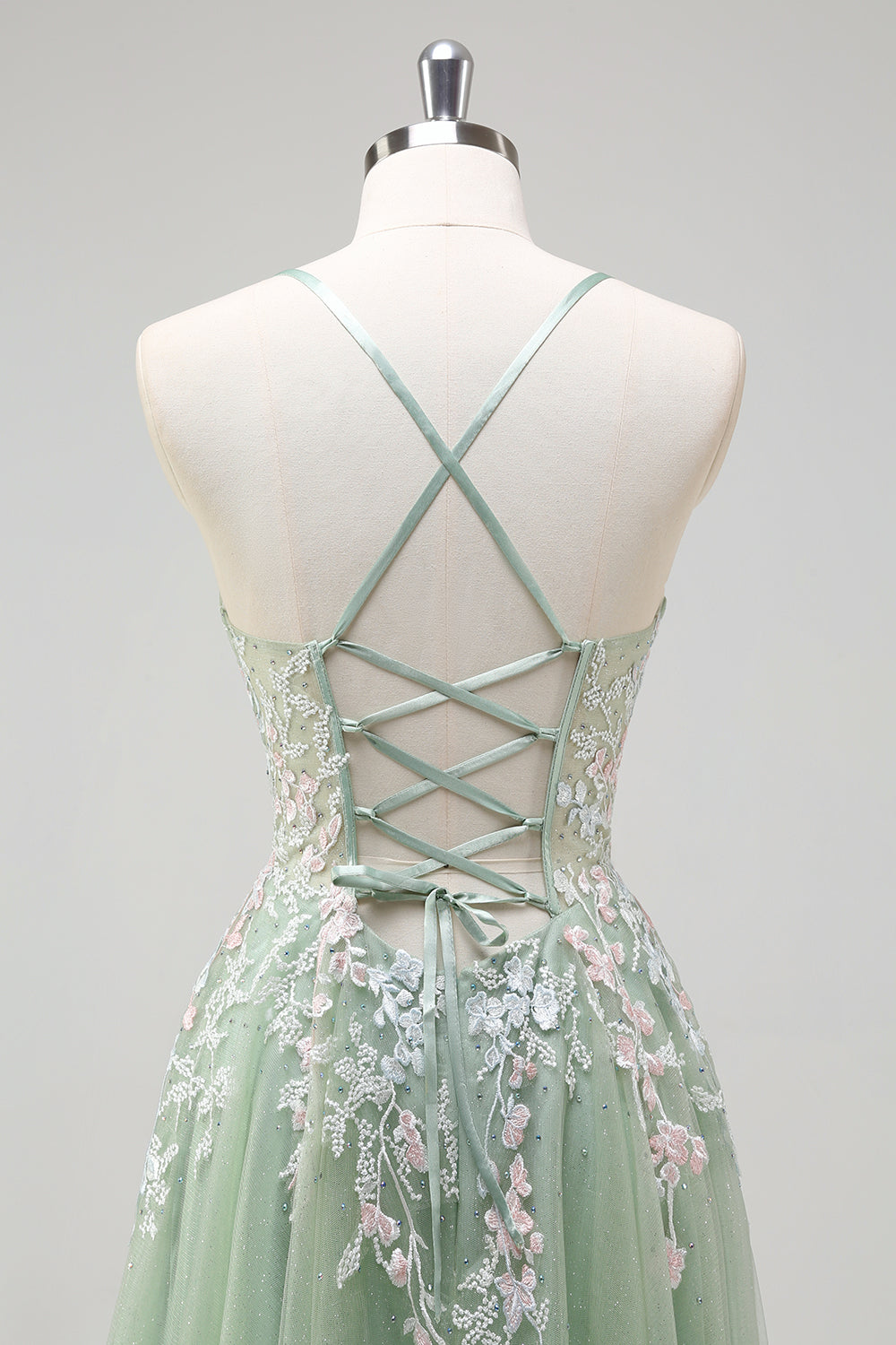 Robe de soirée longue en tulle à bretelles spaghetti et coupe trapèze Sage avec applications