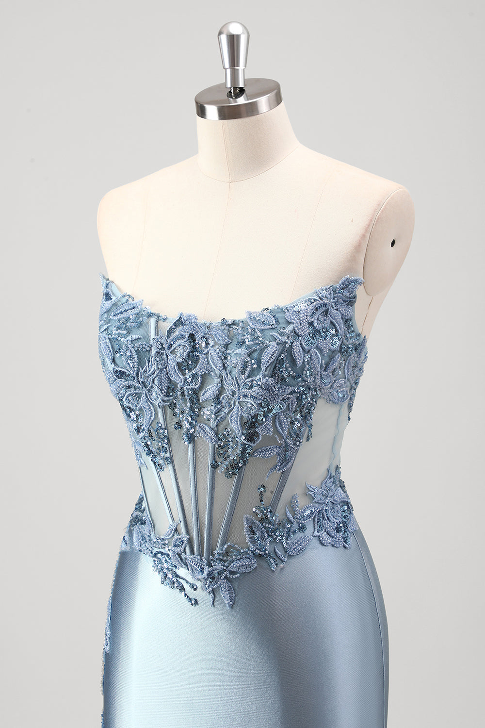 Robe de bal sans bretelles métallisée perlée gris gris scintillant avec fente