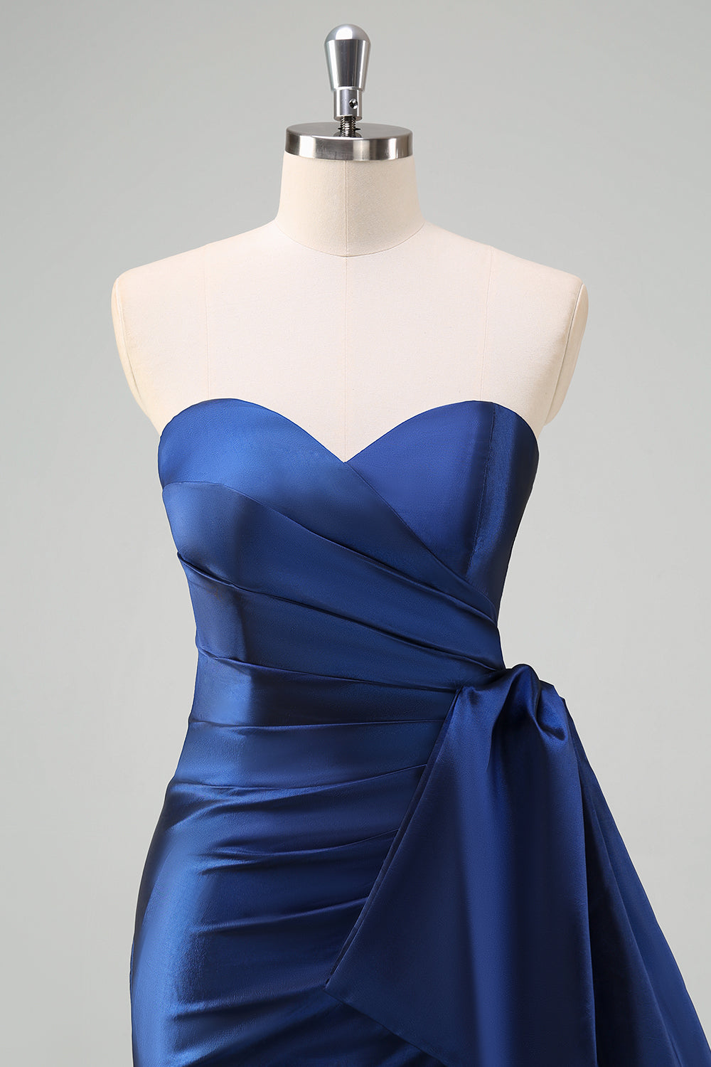 Robe de bal longue plissée sans bretelles bleu foncé avec accent de nœud drapé