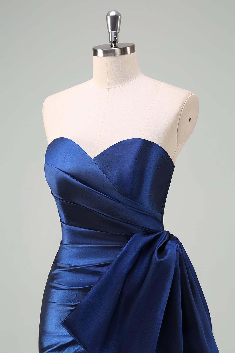 Robe de bal longue plissée sans bretelles bleu foncé avec accent de nœud drapé