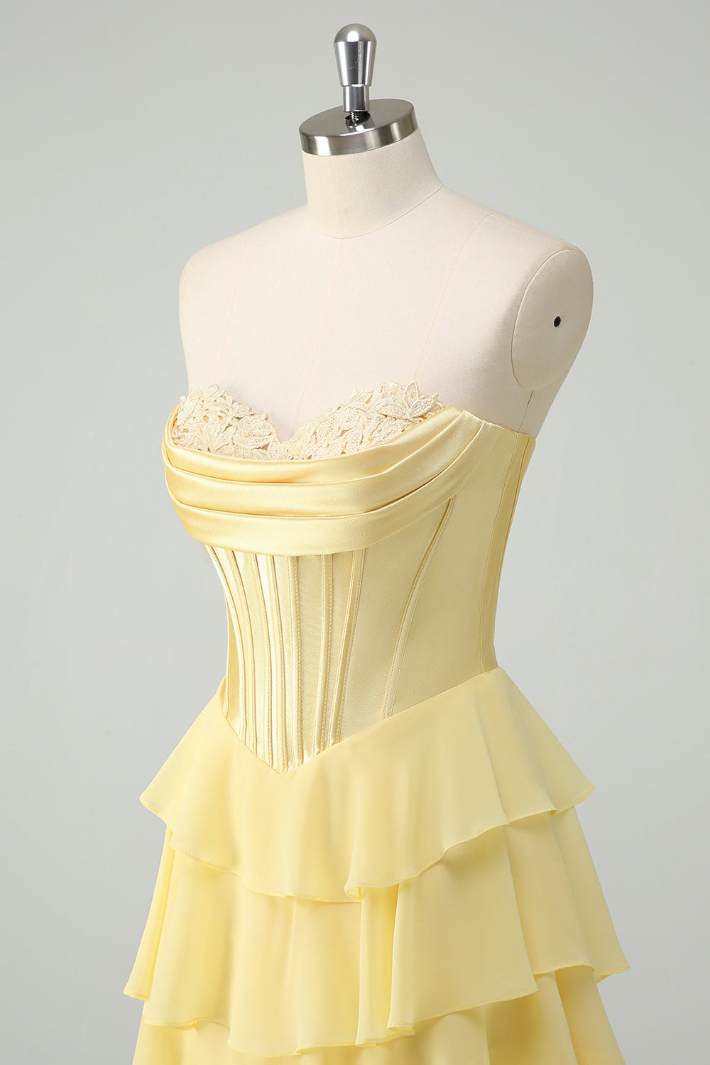 Jaune chérie à volants Une Robe De Soirée Droite