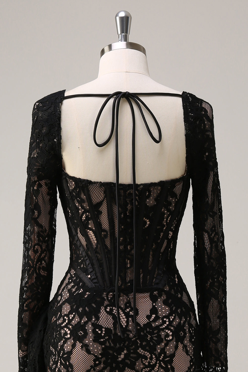 Robe de cocktail courte dos nu froncée à col carré noir à manches longues