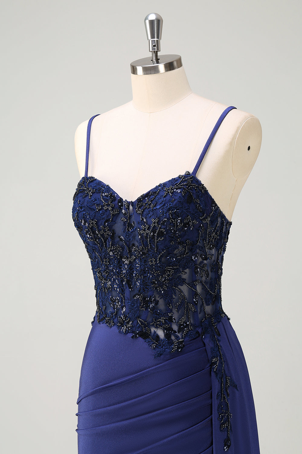 Sirène bleu marine spaghetti bretelles froncées banderole longue robe de bal avec dentelle