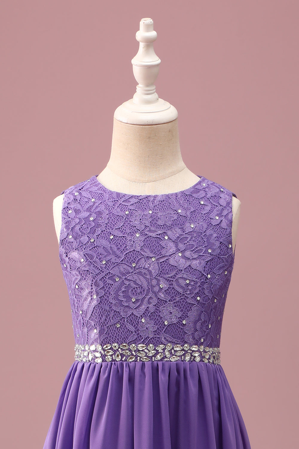 Dentelle violette une ligne col rond courte robe de demoiselle d’honneur junior avec ceinture en strass