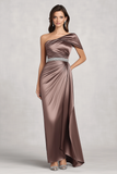 Robe de mère de mariée en satin taupe à une épaule