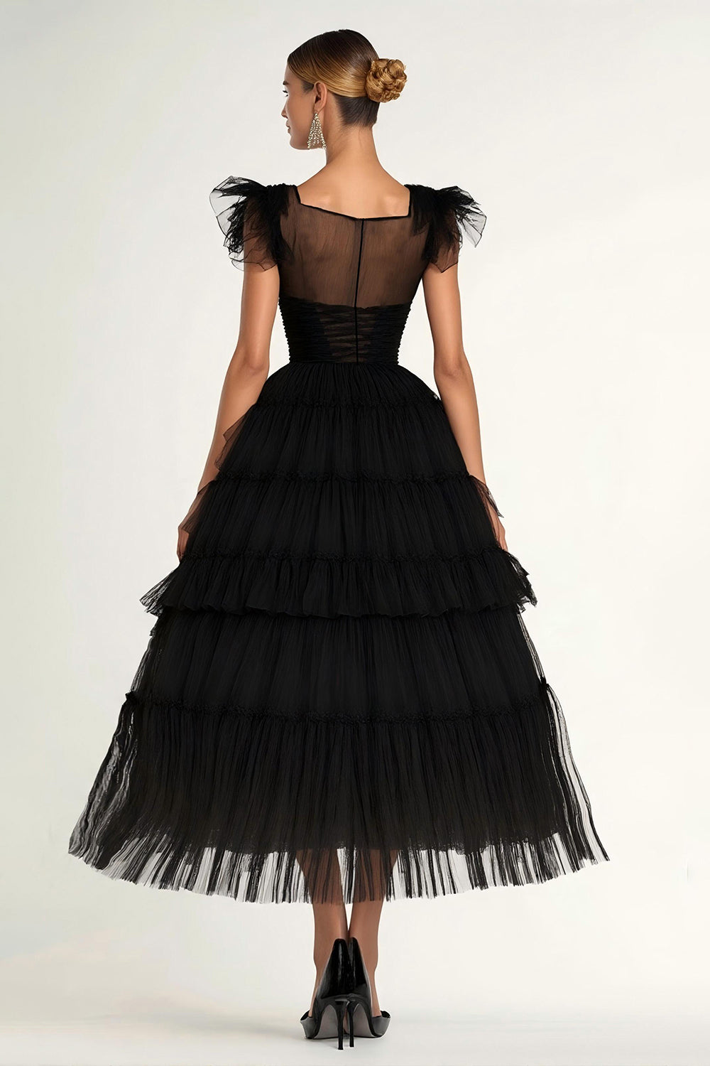Robe de soirée noire trapèze à manches flottantes et volants en tulle longueur thé
