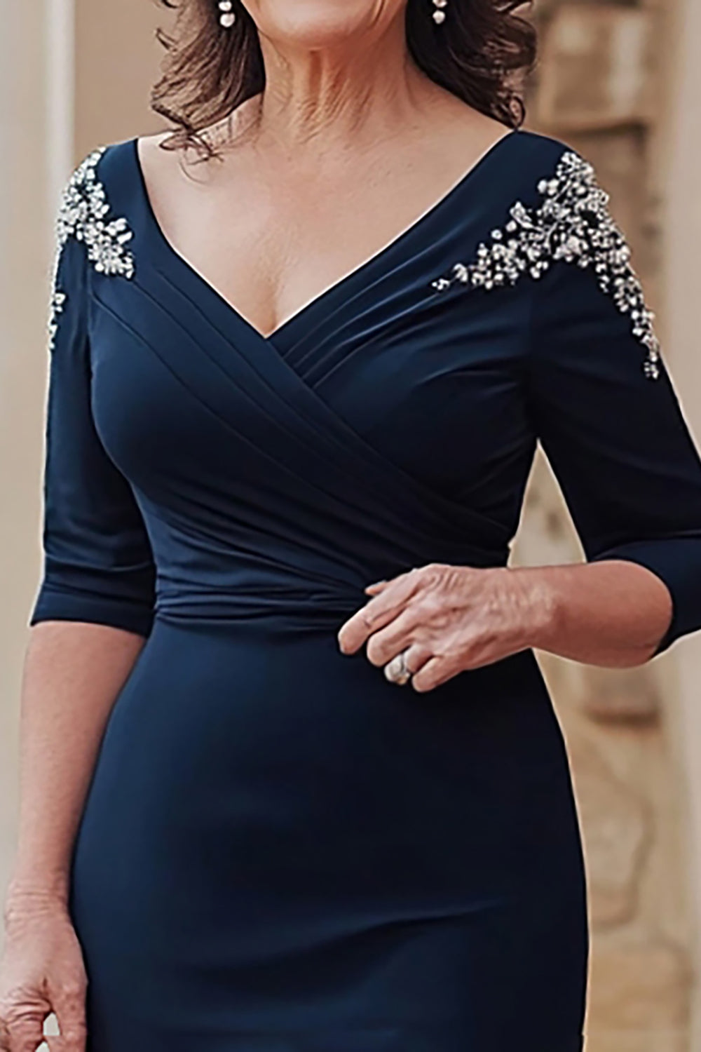 Sirène bleu marine col en V Satin demi-manches Robe longue mère de la mariée avec fente