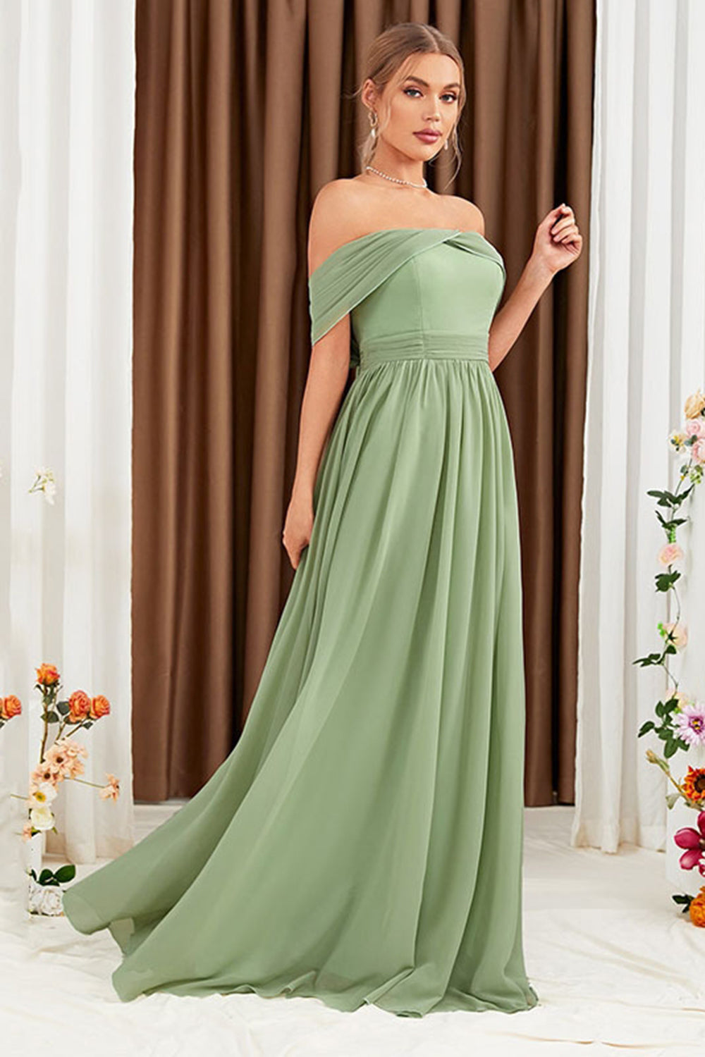 Robe longue de bal en mousseline de soie vert à épaules dénudées