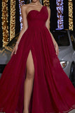 Robe de bal longue froncée à une épaule a-trapèze bordeaux avec fente