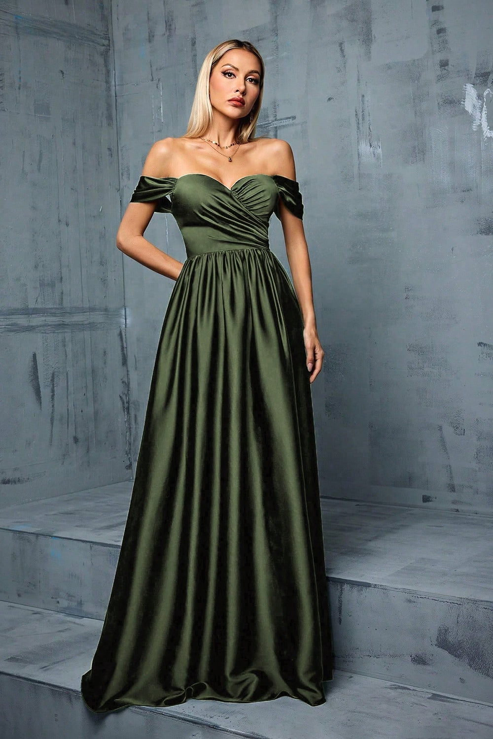 Robe de bal longue trapèze en satin vert armée à épaules dénudées