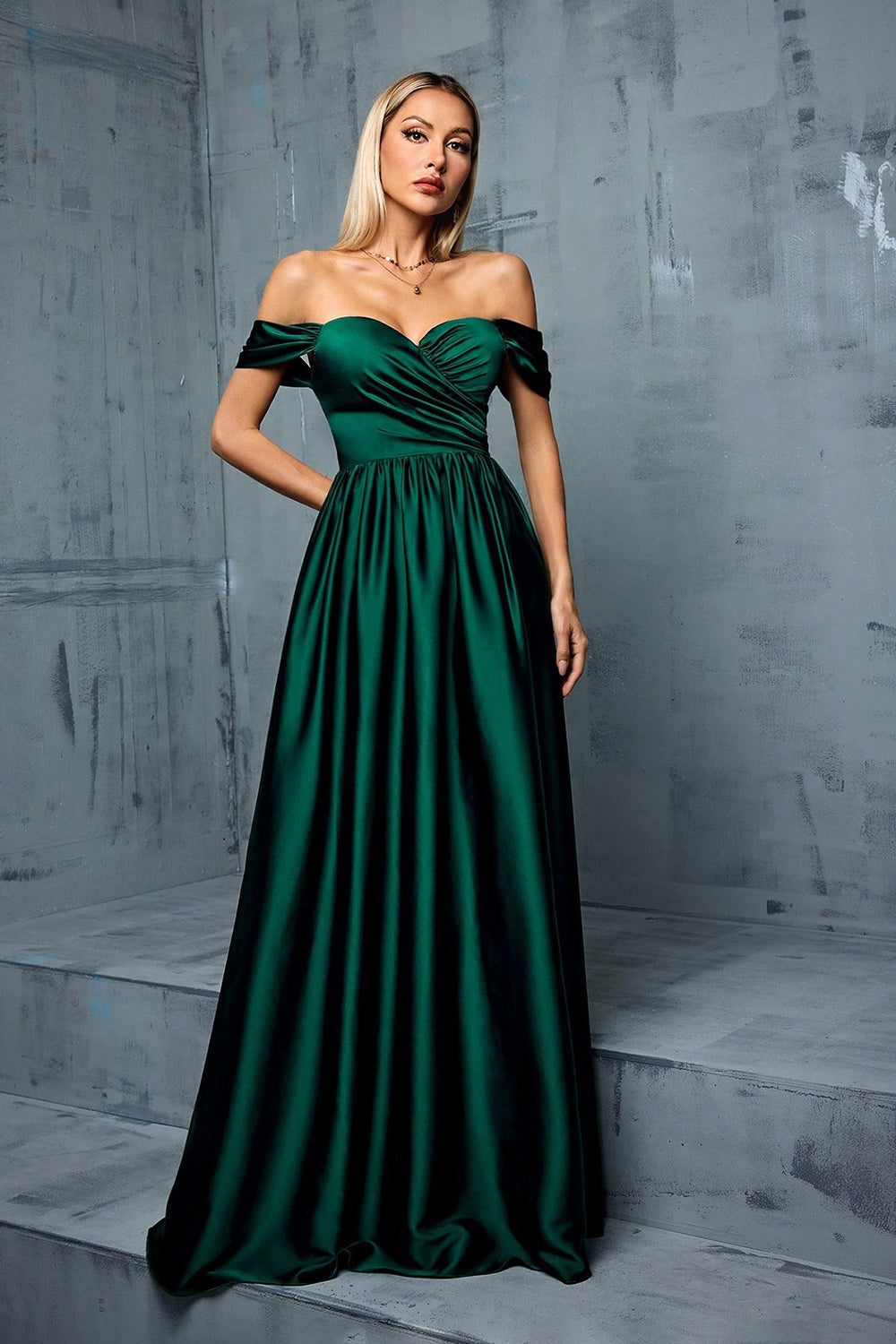 Robe de bal longue trapèze en satin vert armée à épaules dénudées