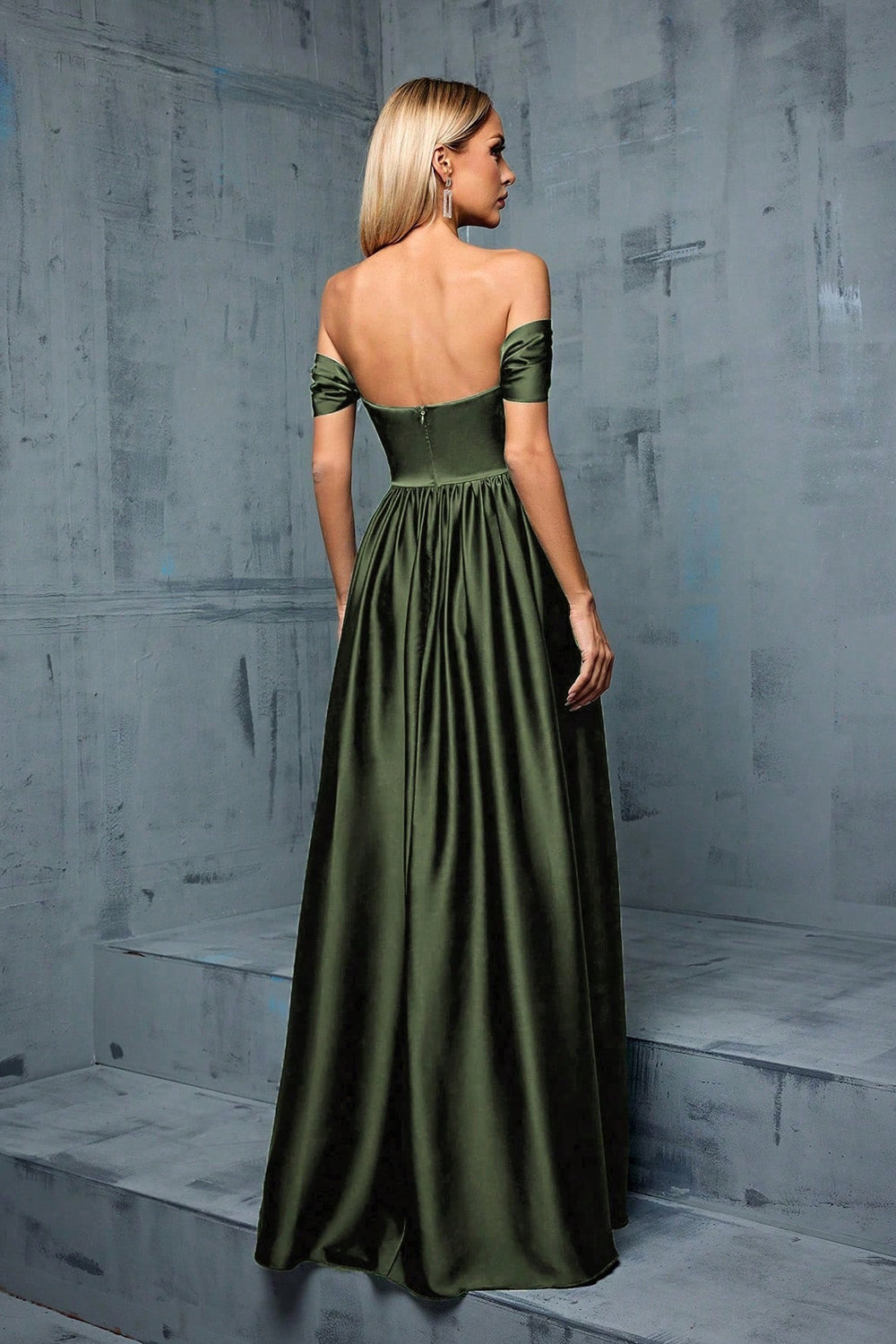 Robe de bal longue trapèze en satin vert armée à épaules dénudées