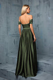 Robe de bal longue trapèze en satin vert armée à épaules dénudées