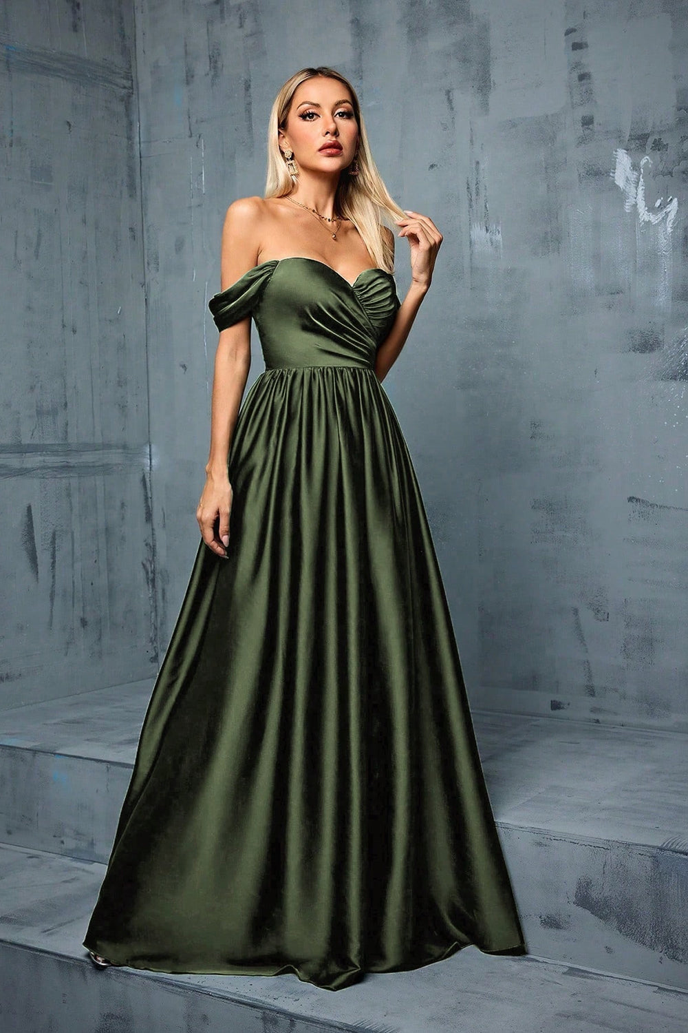 Robe de bal longue trapèze en satin vert armée à épaules dénudées