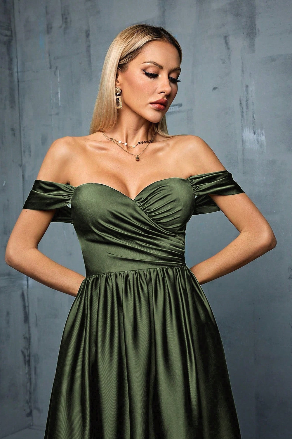 Robe de bal longue trapèze en satin vert armée à épaules dénudées