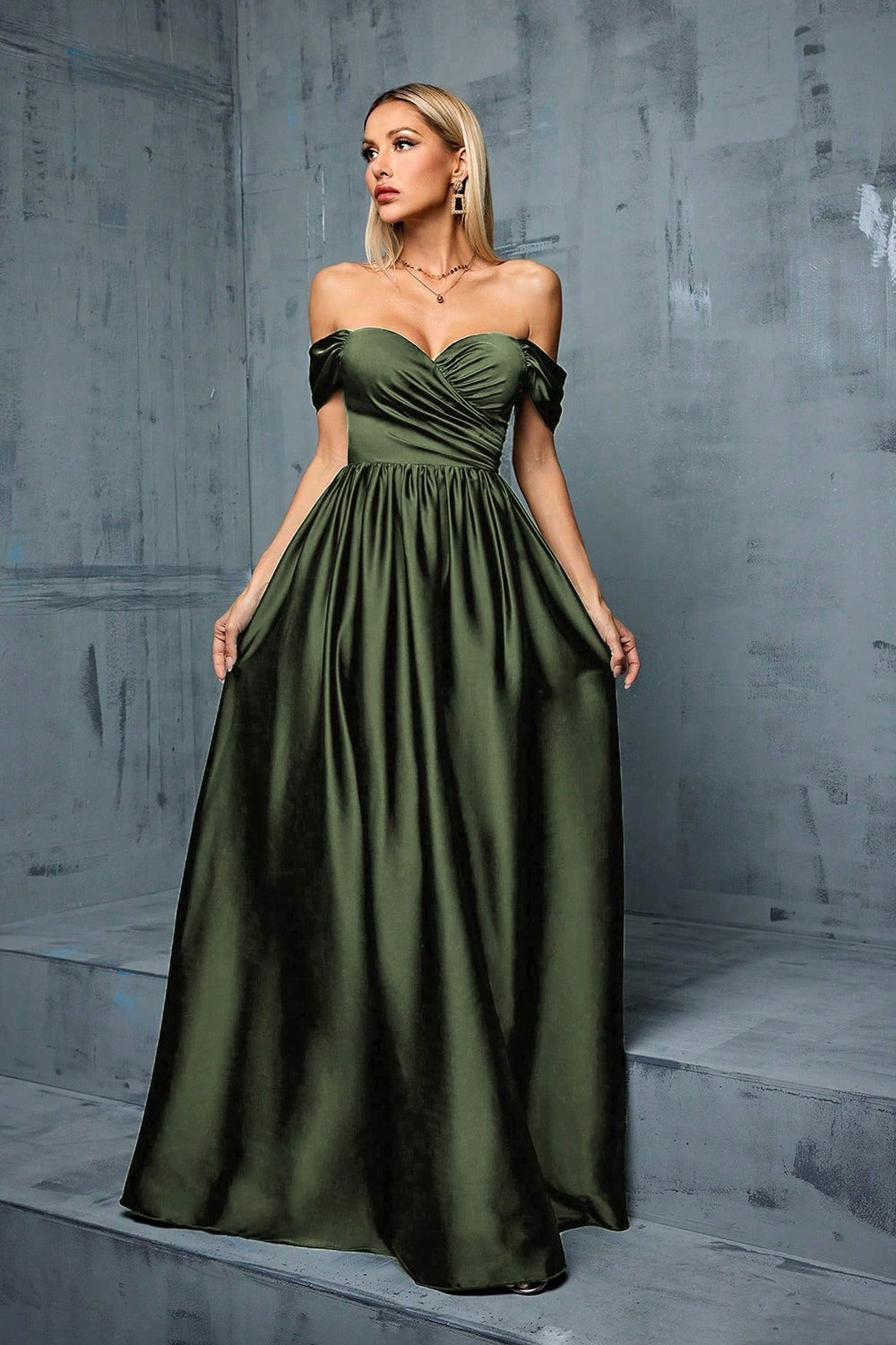 Robe de bal longue trapèze en satin vert armée à épaules dénudées