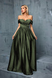Robe de bal longue trapèze en satin vert armée à épaules dénudées