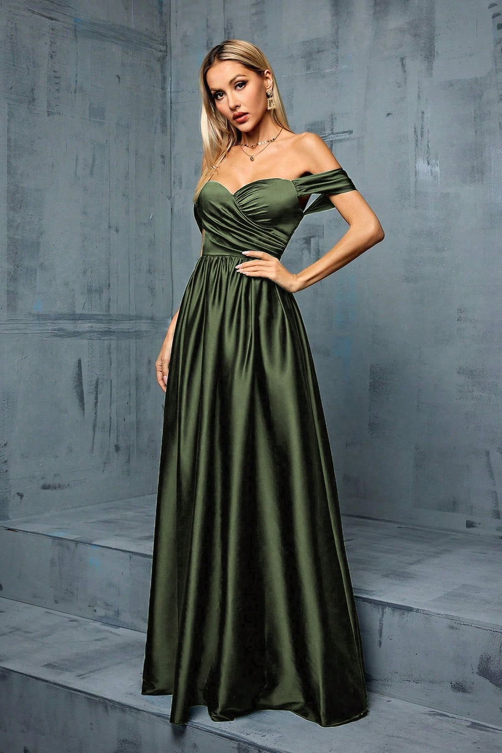 Robe de bal longue trapèze en satin vert armée à épaules dénudées