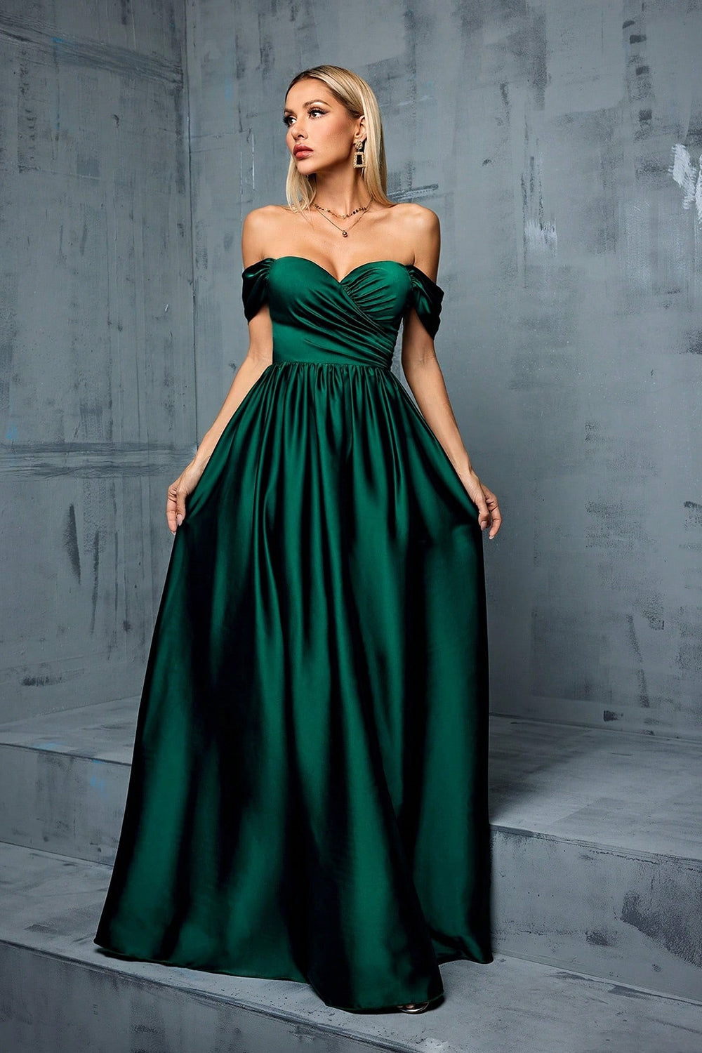 Robe de bal longue trapèze en satin vert armée à épaules dénudées