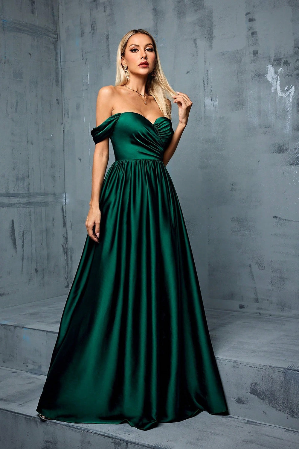 Robe de bal longue trapèze en satin vert armée à épaules dénudées