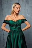 Robe de bal longue trapèze en satin vert armée à épaules dénudées