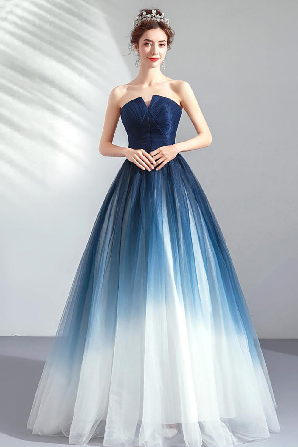 Robe longue soirée plissée en tulle sans bretelles bleu marine