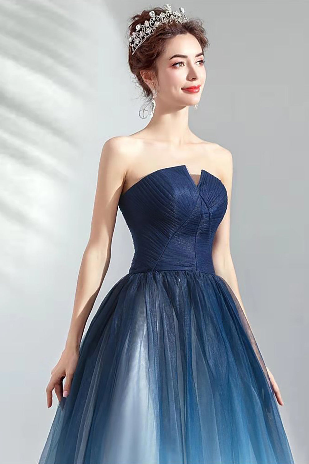 Robe longue soirée plissée en tulle sans bretelles bleu marine
