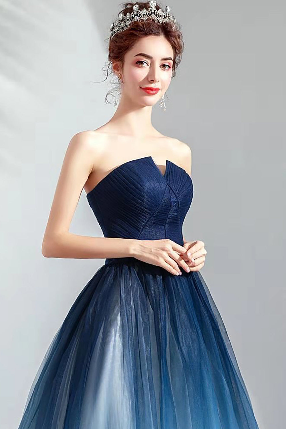 Robe longue soirée plissée en tulle sans bretelles bleu marine