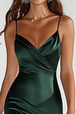 Robe de bal longue en satin vert foncé à bretelles spaghetti