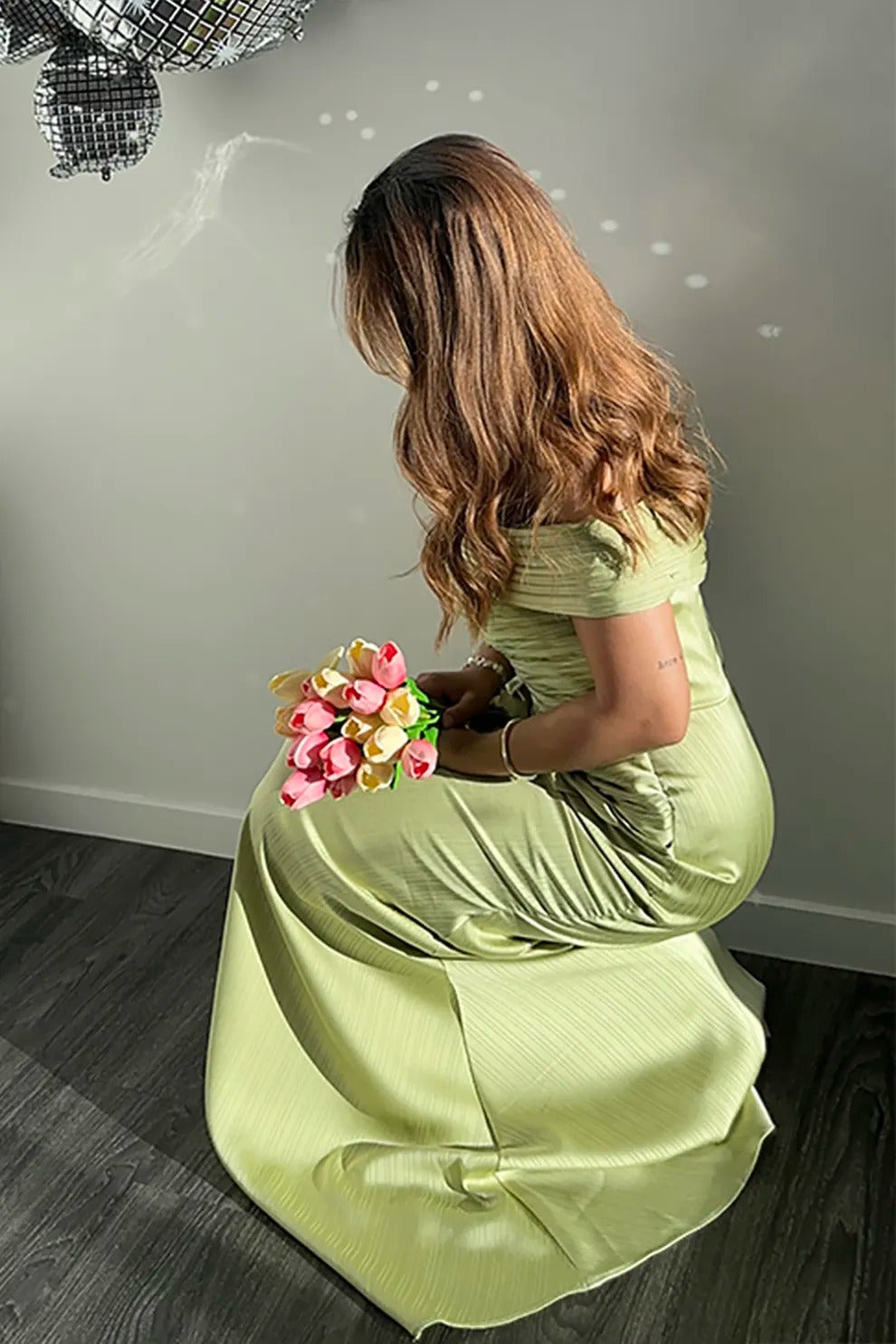 Robe Tapis Rouge Vert Satin Métallisé Épaules Dénudées