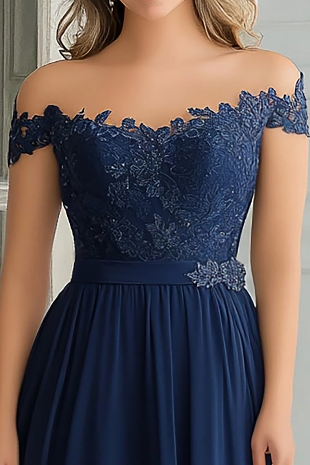 Élégante trapèze marine à épaules dénudées Robe longue mère de la mariée en mousseline de soie avec appliques de dentelle