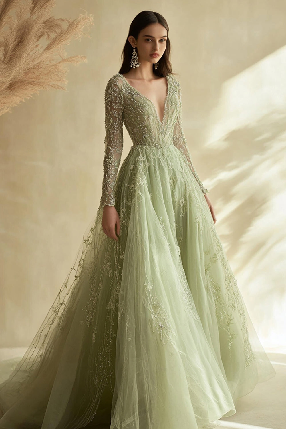 Robe de bal en tulle vert sauge à manches longues et décolleté en V avec appliques