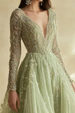 Robe de bal en tulle vert sauge à manches longues et décolleté en V avec appliques