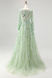 Robe de bal en tulle vert sauge à manches longues et décolleté en V avec appliques