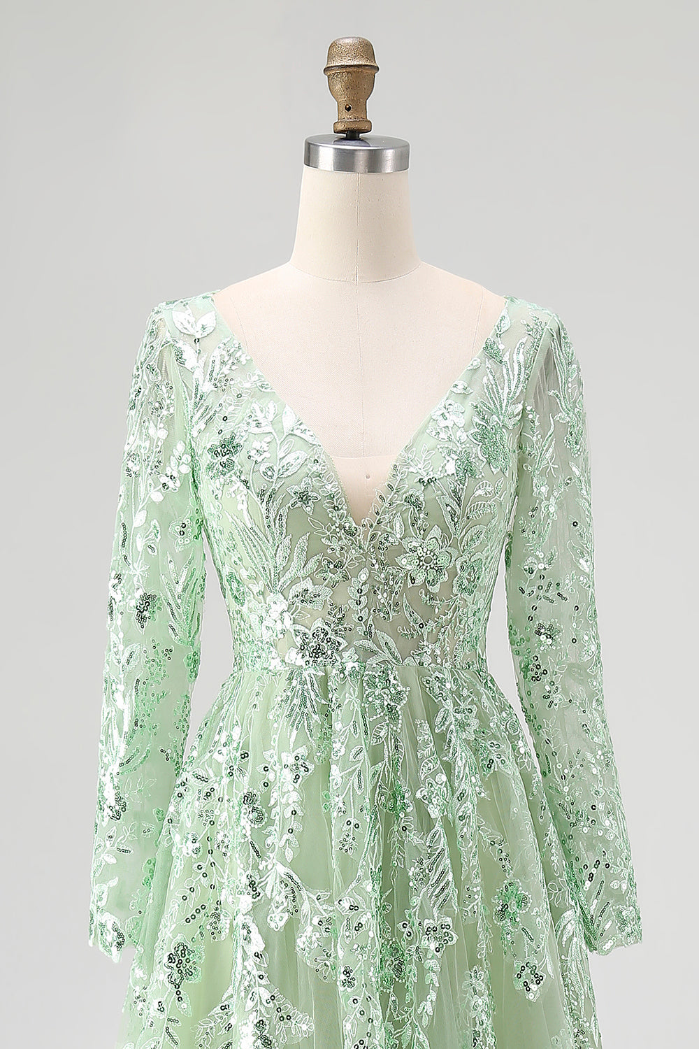 Robe de bal en tulle vert sauge à manches longues et décolleté en V avec appliques