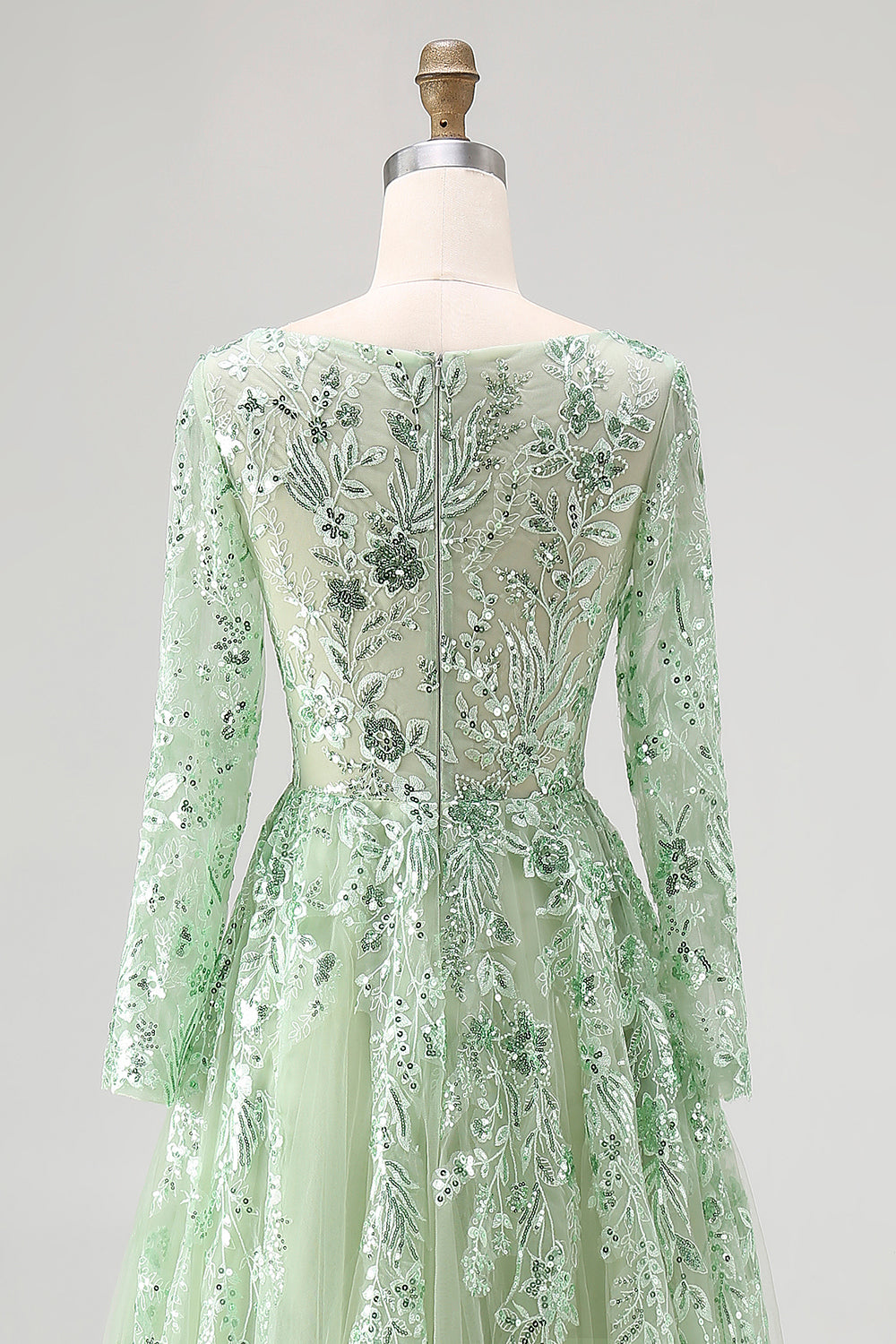 Robe de bal en tulle vert sauge à manches longues et décolleté en V avec appliques