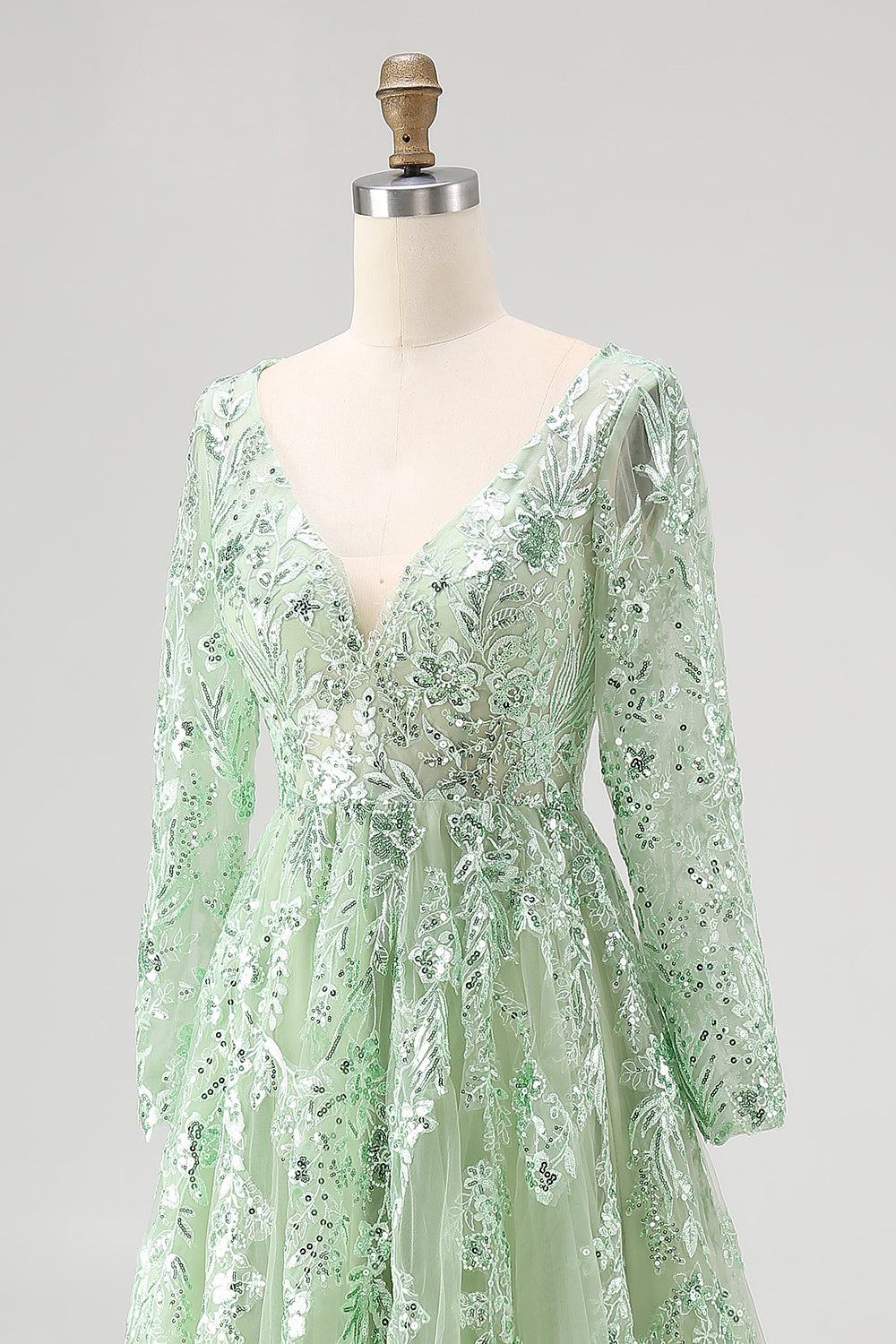 Robe de bal en tulle vert sauge à manches longues et décolleté en V avec appliques