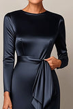 Elégante robe moulante de mère de mariée en satin bleu marine avec drapé