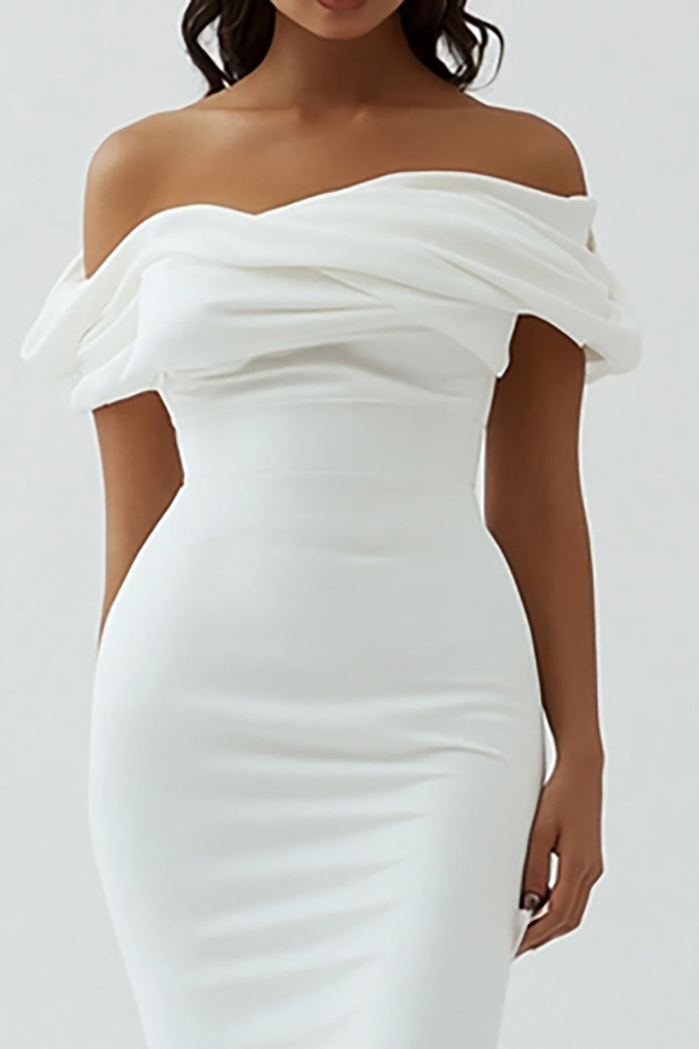 Robe de graduation asymétrique en satin mat fourreau blanc