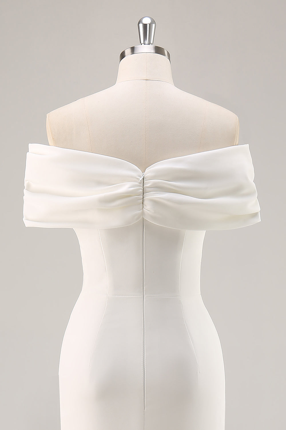 Robe de graduation asymétrique en satin mat fourreau blanc