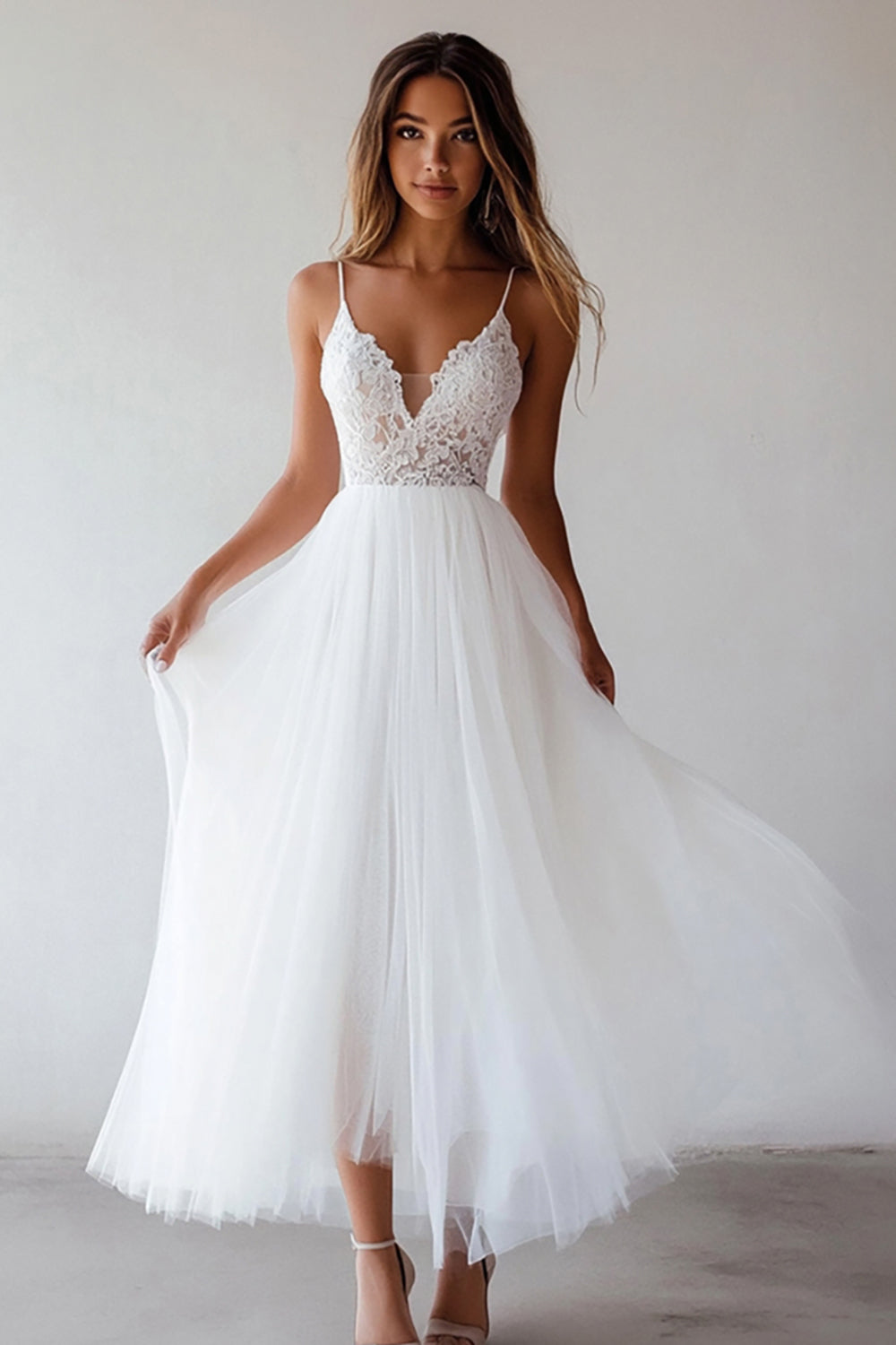 Robe blanche trapèze en tulle et dentelle longueur thé