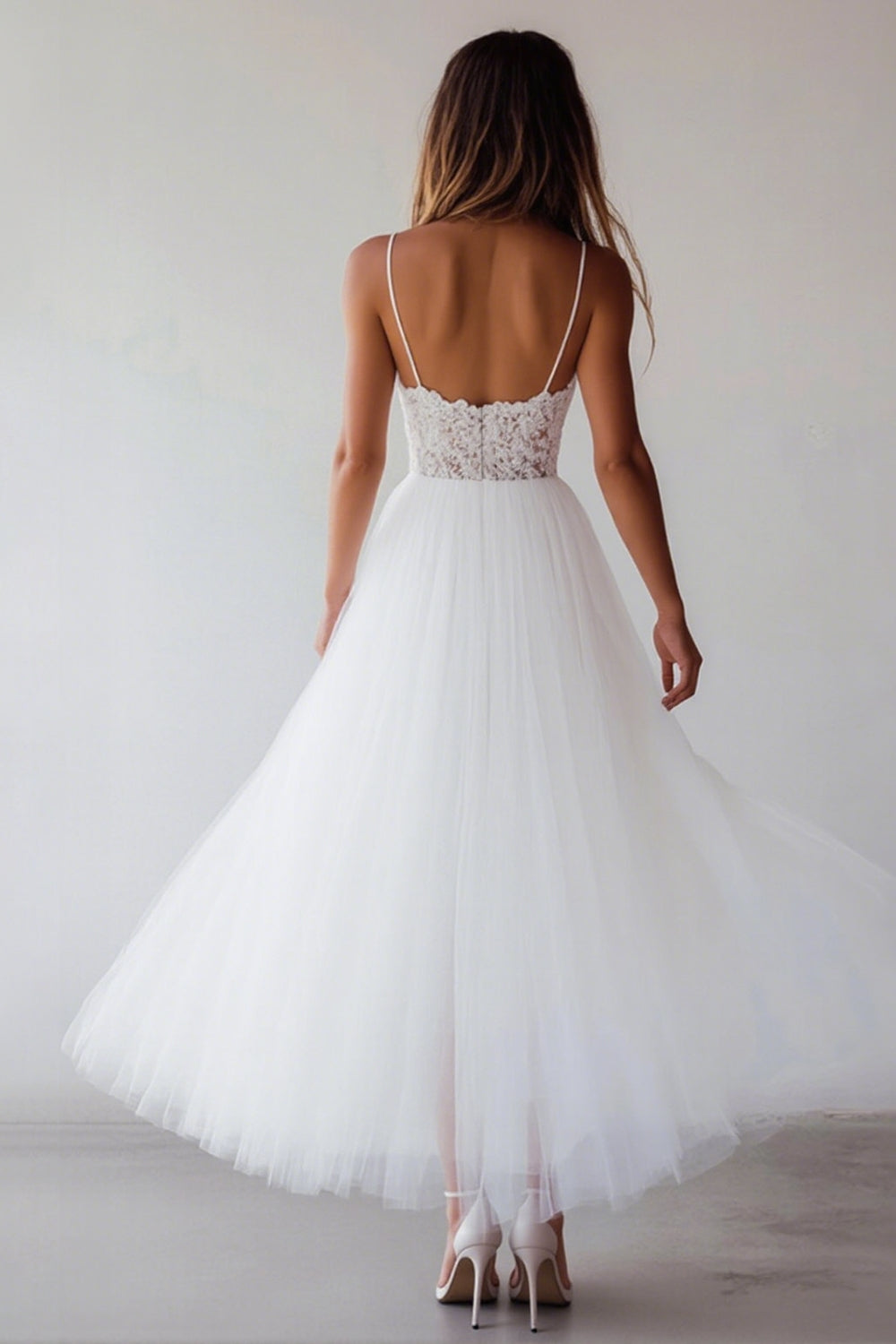 Robe blanche trapèze en tulle et dentelle longueur thé